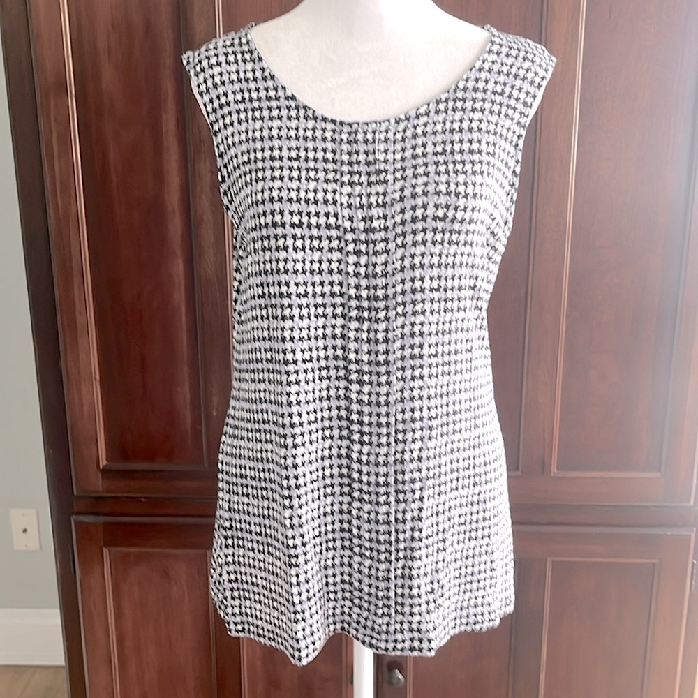 Croft and Barrow Sleeveless Top w/Front Pleat. Black/White/Lavendar Houndstooth.